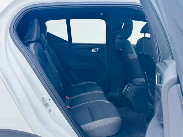 Volvo XC40 — Фото автомобиля 16