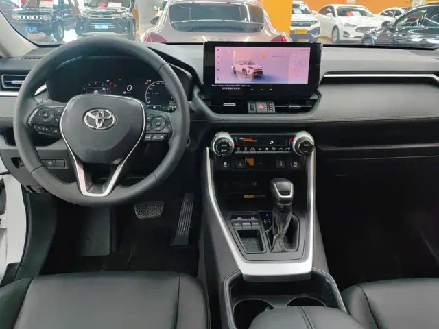 Toyota RAV4 — Фото автомобиля 12