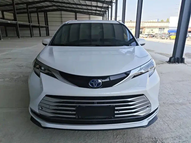 Toyota Sienna — Фото автомобиля 2