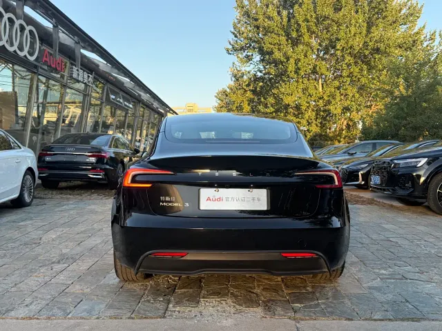 Tesla Model 3 — Фото автомобиля 9