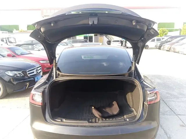 Tesla Model 3 — Фото автомобиля 18