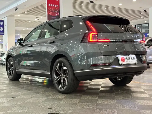 Volvo XC70 Plug-in Hybrid — Фото автомобиля 4