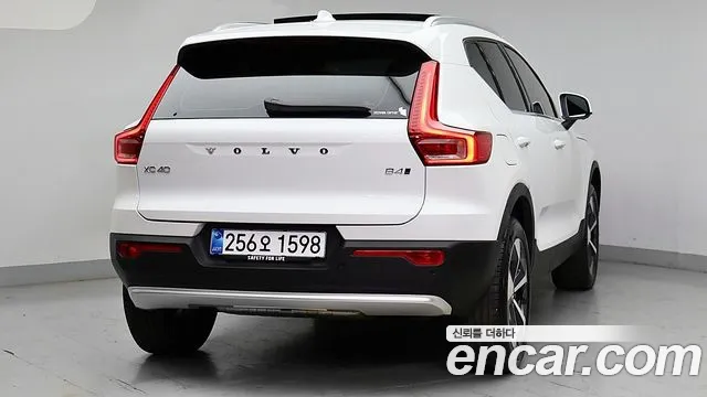 Volvo XC40 — Фото автомобиля 4