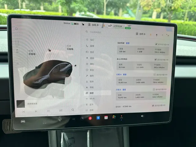 Tesla Model 3 — Фото автомобиля 10