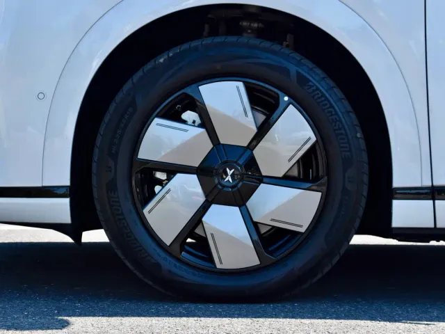 Xpeng X9 — Фото автомобиля 7