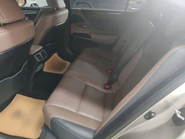 Lexus ES — Фото автомобиля 16