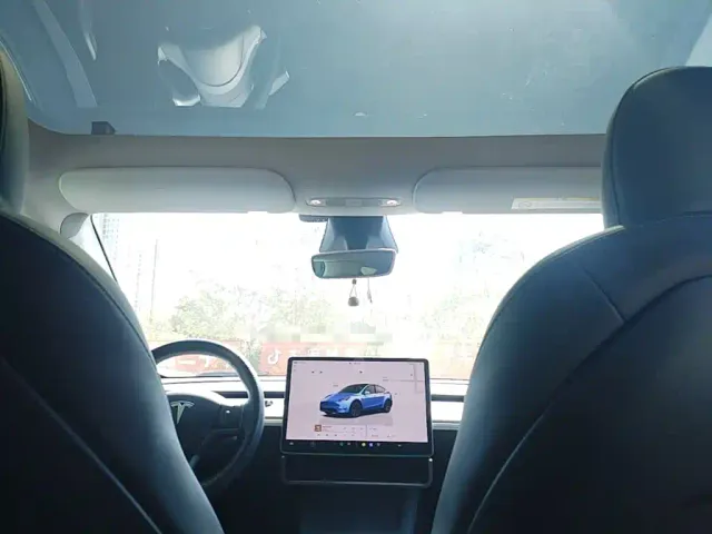 Tesla Model Y — Фото автомобиля 17