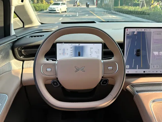 Xpeng X9 — Фото автомобиля 23