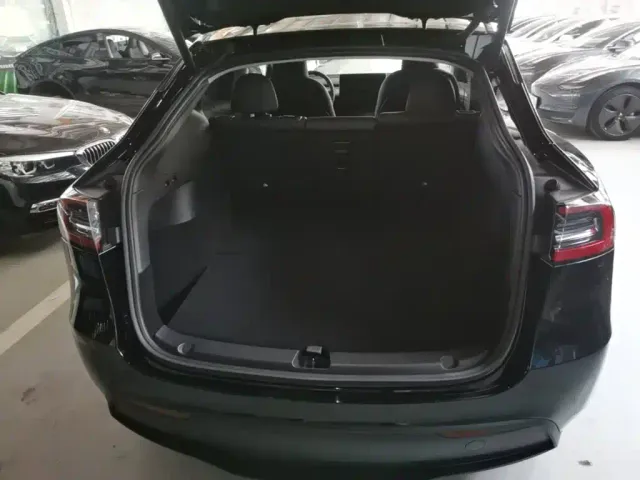 Tesla Model Y — Фото автомобиля 18