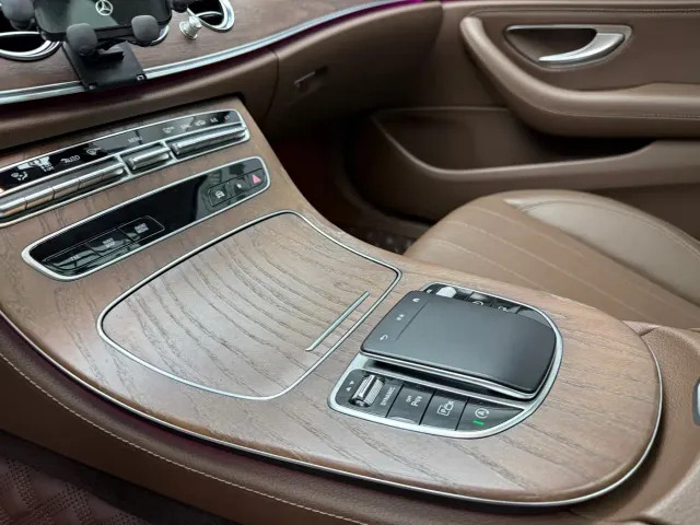 Mercedes-Benz E-Class — Фото автомобиля 25