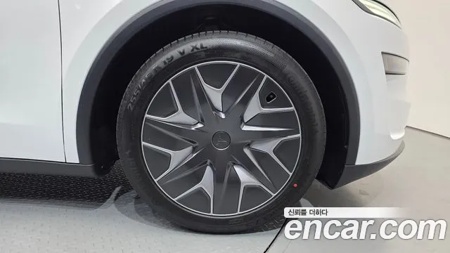 Tesla Model Y — Фото автомобиля 5