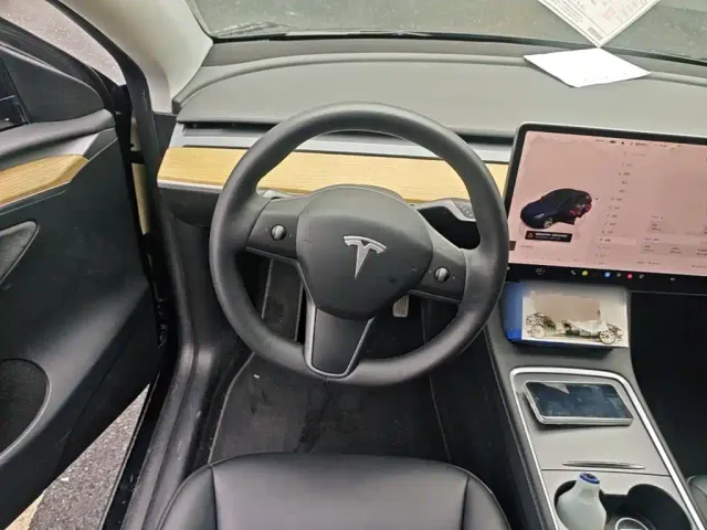 Tesla Model Y — Фото автомобиля 6