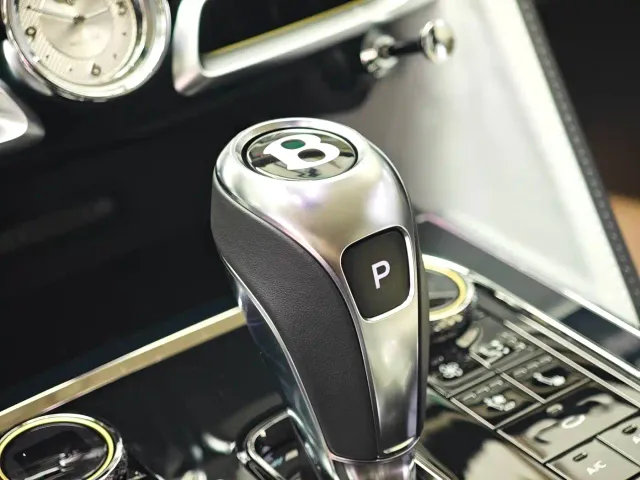 Bentley Flying Spur — Фото автомобиля 12