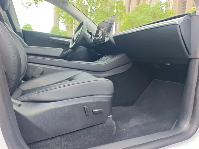 Tesla Model Y — Фото автомобиля 13