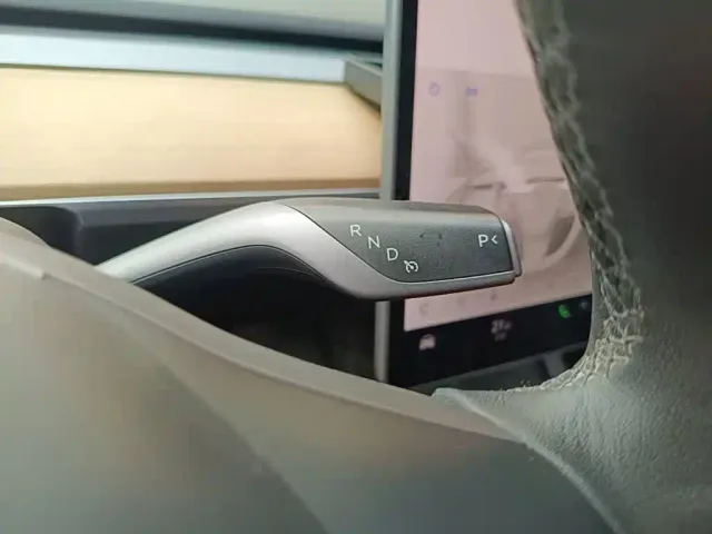 Tesla Model 3 — Фото автомобиля 13