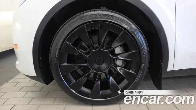 Tesla Model Y — Фото автомобиля 5