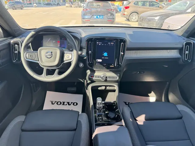 Volvo XC40 — Фото автомобиля 5
