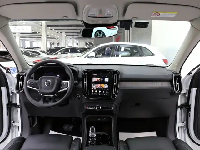 Volvo XC40 — Фото автомобиля 9