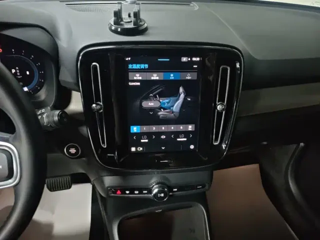 Volvo XC40 — Фото автомобиля 12