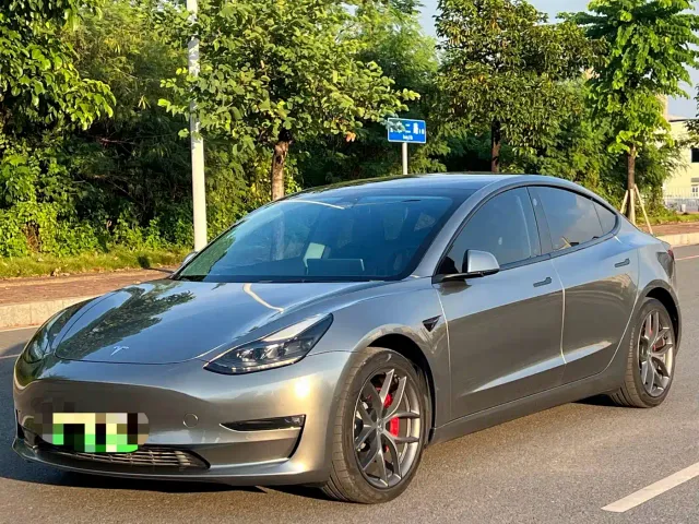 Фотография автомобиля — Tesla Model 3