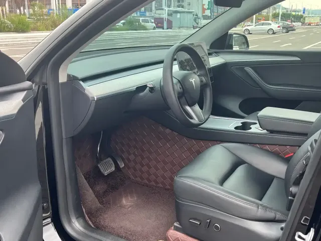 Tesla Model Y — Фото автомобиля 8
