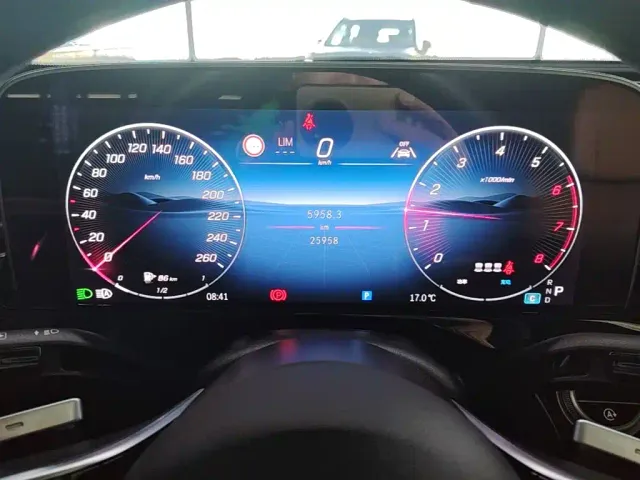 Mercedes-Benz E-Class — Фото автомобиля 11