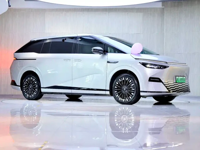 Xpeng X9 — Фото автомобиля 2