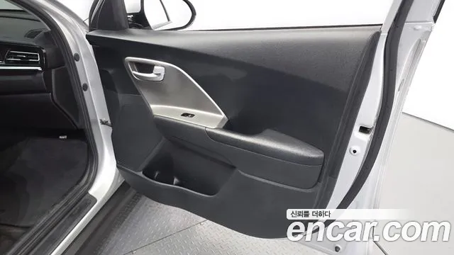 Kia Niro — Фото автомобиля 12
