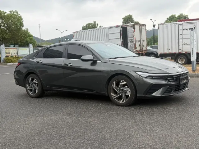 Hyundai Elantra — Фото автомобиля 3