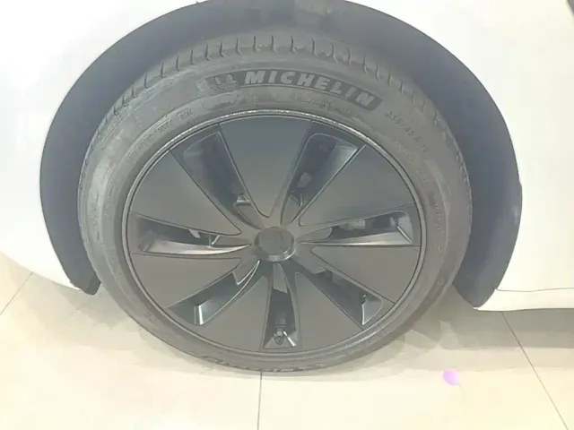 Tesla Model 3 — Фото автомобиля 22