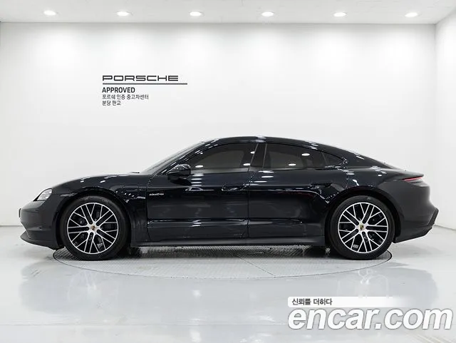 Porsche Taycan — Фото автомобиля 6
