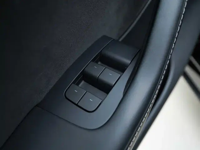 Tesla Model Y — Фото автомобиля 9