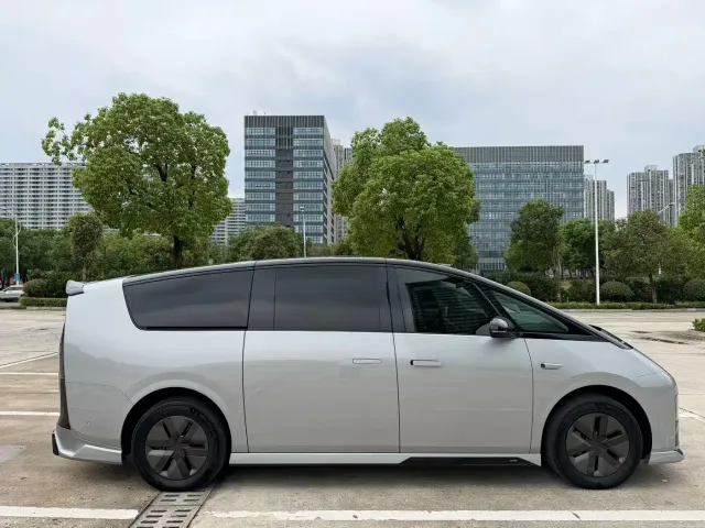 Li Auto MEGA — Фото автомобиля 3