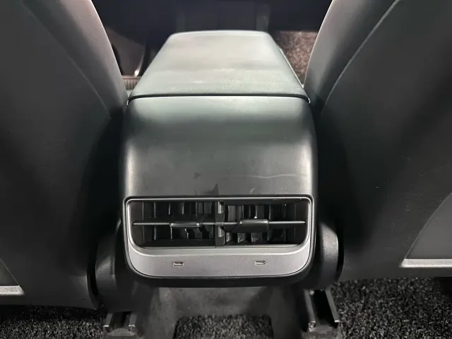 Tesla Model Y — Фото автомобиля 7