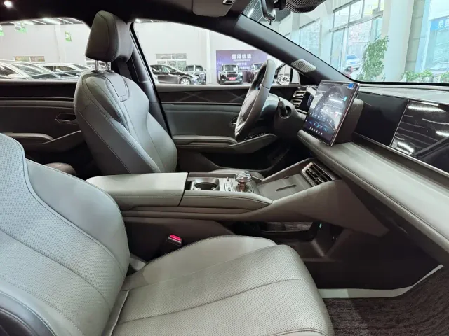 BYD Qin L — Фото автомобиля 17