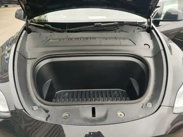 Tesla Model Y — Фото автомобиля 19