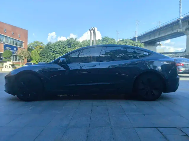 Tesla Model 3 — Фото автомобиля 11