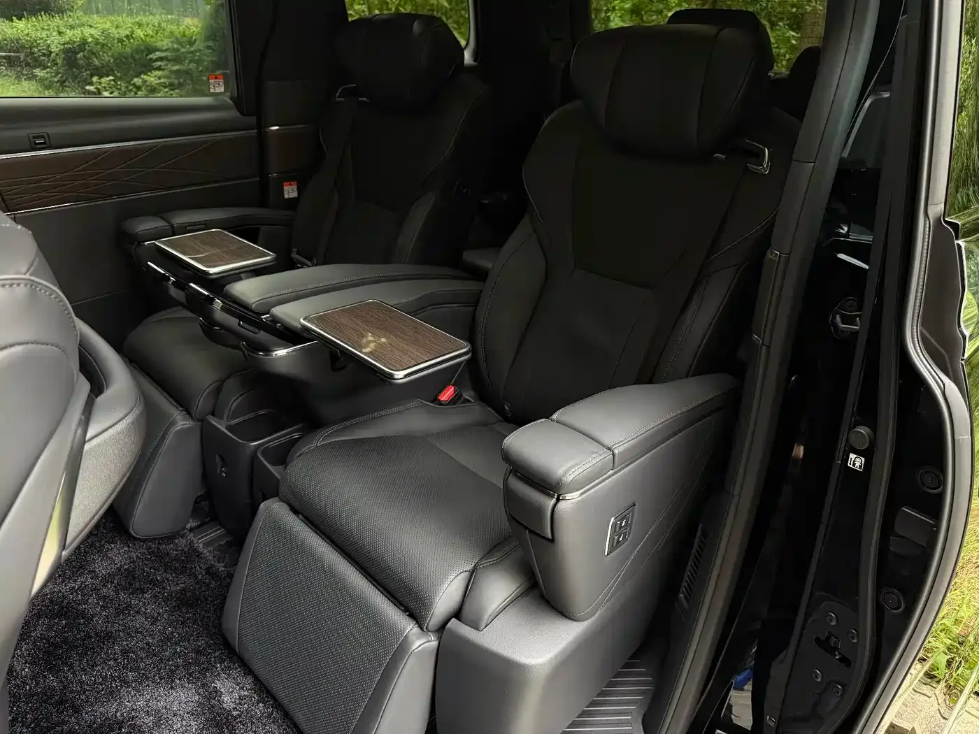 Toyota Alphard 2024 Hybrid 2.5L Ultimate Enjoyment Edition — Фото автомобиля 11