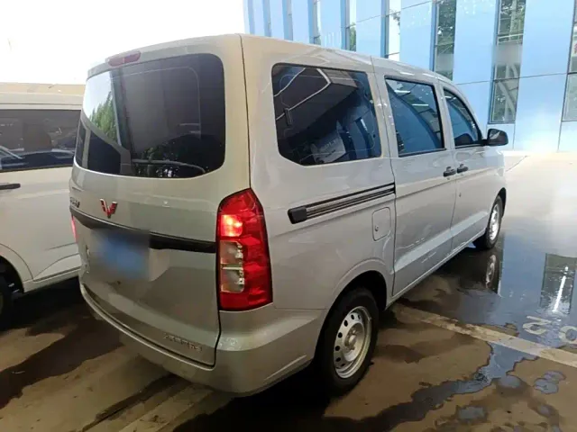 Wuling Hongguang V — Фото автомобиля 4