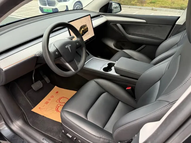 Tesla Model Y — Фото автомобиля 4