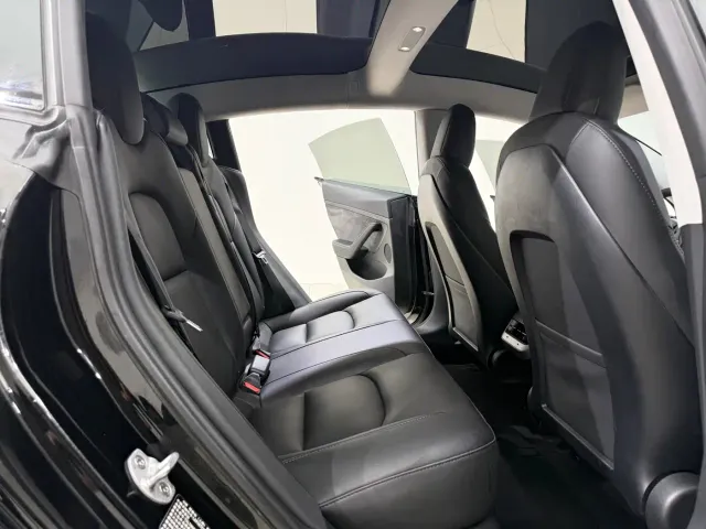 Tesla Model 3 — Фото автомобиля 10