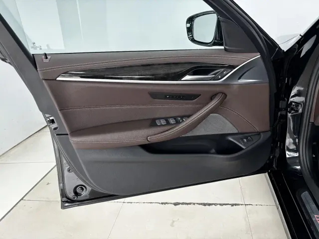 BMW 5 Series — Фото автомобиля 10