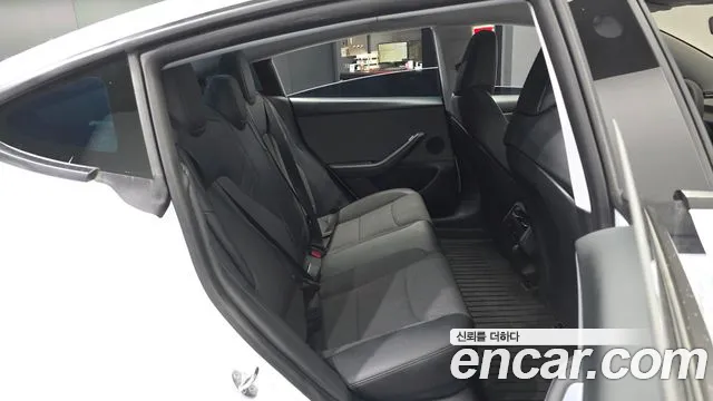 Tesla Model 3 — Фото автомобиля 12