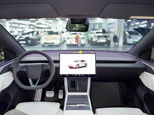 Tesla Model Y L — Фото автомобиля 10