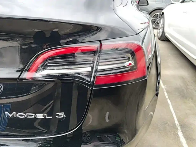 Tesla Model 3 — Фото автомобиля 7