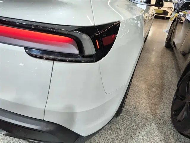 Tesla Model Y — Фото автомобиля 23