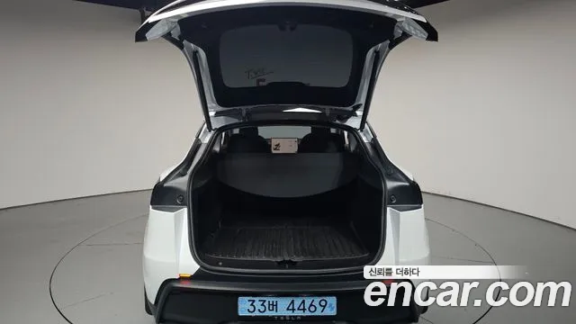 Tesla Model Y — Фото автомобиля 17