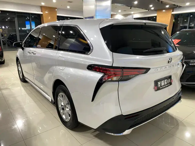 Toyota Granvia 2023 2.5L Hybrid Comfort Edition — Фото автомобиля 6