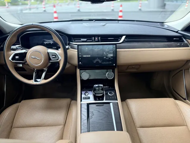 Jaguar XFL — Фото автомобиля 12