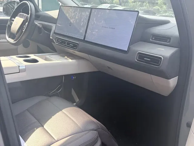 Li Auto MEGA — Фото автомобиля 6